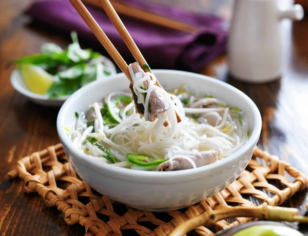 Quelle est la technique pour un bouillon phở vietnamien authentique ?